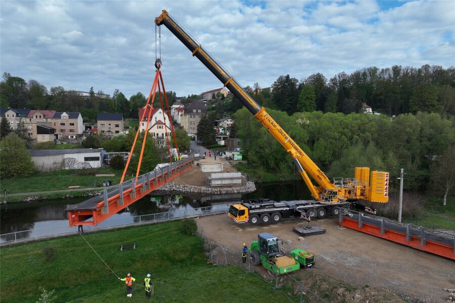 Lunzenau: Einhub der 126 Tonnen schweren Behelfsbrücke wird zum Zuschauerspektakel - Am Donnerstag wurde die Behelfsbrücke über die Zwickauer Mulde in Lunzenau aufgebaut. Das Spektakel wurde zum Publikumsmagneten.