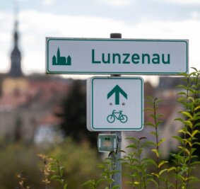 Lunzenau hat Radverkehr im Blick - Hinweis auf den Mulderadweg an den Muldenterrassen in Lunzenau. Die Bedingungen fürs Radfahren in der Stadt und den Ortsteilen sollen sich verbessern. Deshalb ist ein Konzept ausgearbeitet worden. 