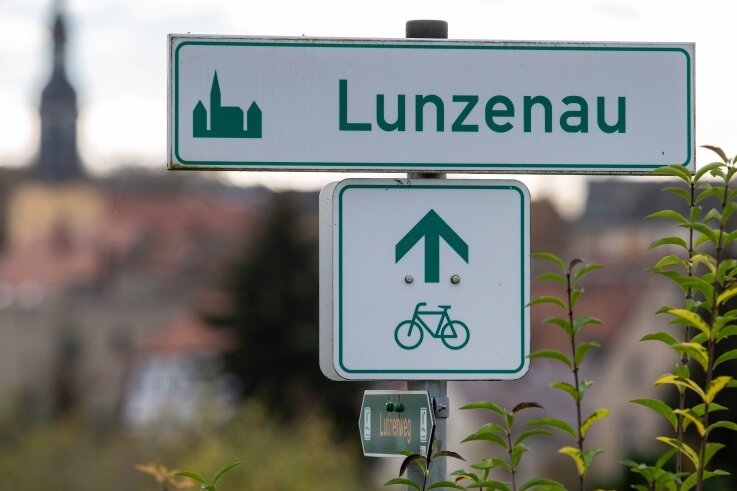 Lunzenau hat Radverkehr im Blick - Hinweis auf den Mulderadweg an den Muldenterrassen in Lunzenau. Die Bedingungen fürs Radfahren in der Stadt und den Ortsteilen sollen sich verbessern. Deshalb ist ein Konzept ausgearbeitet worden. 