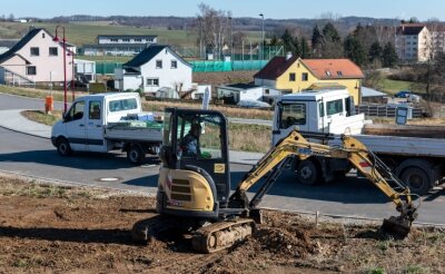 Lunzenau schafft weitere Bauplätze - Im Wohnbaugebiet an der Erich-Weinert-Straße in Lunzenau werden derzeit einzelne Grundstücke an die Stromversorgung angeschlossen, damit die Bauherren noch in diesem Jahr loslegen können. 