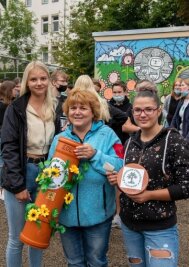 Lunzenauer Oberschule hat neuen Anbau - Marit Schulze, Carolin Endmann und Laura Brauer (v. l.) mit der Zeitkapsel voller Wunschzettel.