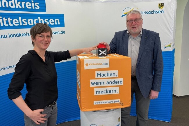 Anne-Kathrin Gericke, die Koordinatorin der Ehrenamtsplattform "Ehrensache.Jetzt" in Mittelsachsen, und Landrat Matthias Damm (CDU) beim Start der Plattform im März 2022.