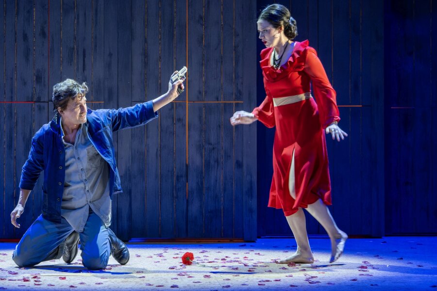 Lust oder Luder? Mittelsächsisches Theater offenbart in "Carmen" letztlich menschliche Züge - Kirsten Scott als Carmen und Frank Unger als Don José.
