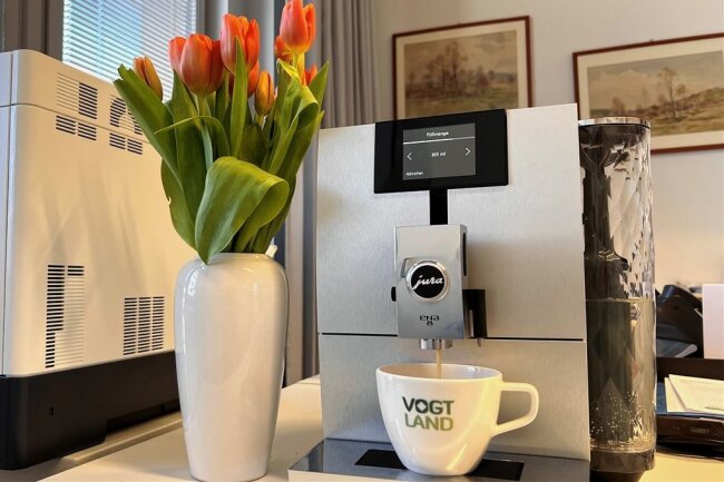 Luxus-Kaffeemaschine im Plauener Landratsamt: Hält der neue Landrat sein Versprechen ein? - Glänzend: Der Jura-Kaffeevollautomat des Landrats. Für 1400 Euro war er im Jahr 2020 angeschafft worden - um zu "sparen", wie es damals hieß.