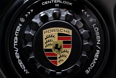 Luxusschlitten mit Bastel-Kennzeichen in Plauen unterwegs - Das Logo am Porsche war erkennbar, andere wichtige Details fehlten.