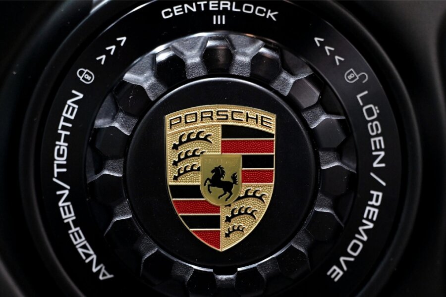 Luxusschlitten mit Bastel-Kennzeichen in Plauen unterwegs - Das Logo am Porsche war erkennbar, andere wichtige Details fehlten.