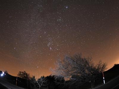 Lyriden-Sternschnuppen am Himmel mit bloßem Auge zu sehen -  Sternenhimmel auf dem Schauinsland bei Freiburg.
