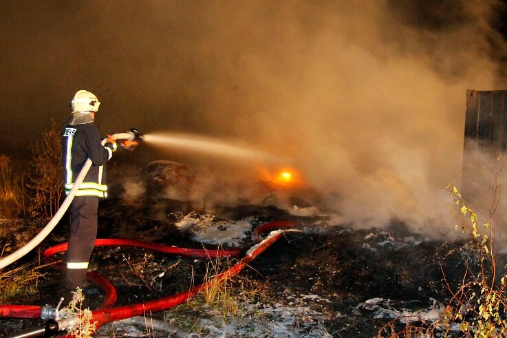 Mühlau: Brennende Altreifen lösen Feuerwehreinsatz aus - 