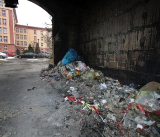 Müll türmt sich im Durchgang - So hat es gestern im Durchgang des Hauses Kopernikusstraße 46 bis 48 ausgesehen.