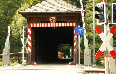 Mängelliste für Bahnübergang und Brücke - 
              <p class="artikelinhalt">Am 600.000 Euro teuren Bahnübergang vor der Holzbrücke in Hennersdorf sehen nicht wenige Einwohner rot.</p>
            