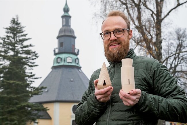 Stolz präsentiert Sven Reichelt vor der Seiffener Bergkirche die fertigen Rauchfiguren. Foto: Kristian Hahn