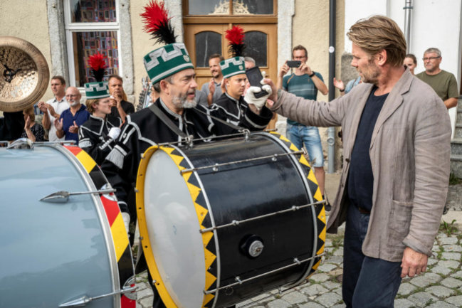 Musik verbindet - doch im neuen Fall der ZDF-Reihe "Erzgebirgskrimi" mit Kommissar Robert Winkler (Kai Scheve, re.) und Manfred Schüppel (Alexander Hörbe, li.) sind Missklänge innerhalb eines Bergmannsorchesters unüberhörbar.