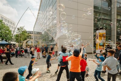 „Mach was! Neues“ - Unternehmen werben auf neuer Job- und Karrieremesse in Chemnitz um Fachkräfte - Riesenseifenblasen wird es beim Kinderfest „Charlie" am 18. Mai auch wieder geben. Parallel dazu findet in der City auch die Jobmesse „mach was! Neues" statt.
