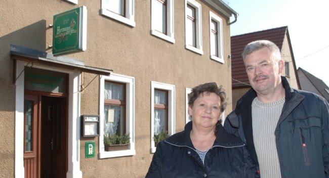<p class="artikelinhalt">Seit 120 Jahren ist die Gaststätte Hentschel in Göritzhain in Familienbesitz. Barbara Walther und Christian Hentschel klagen über einen Rückgang bei Familienfeiern, seit das Bürgerhaus Konkurrenz macht. </p>