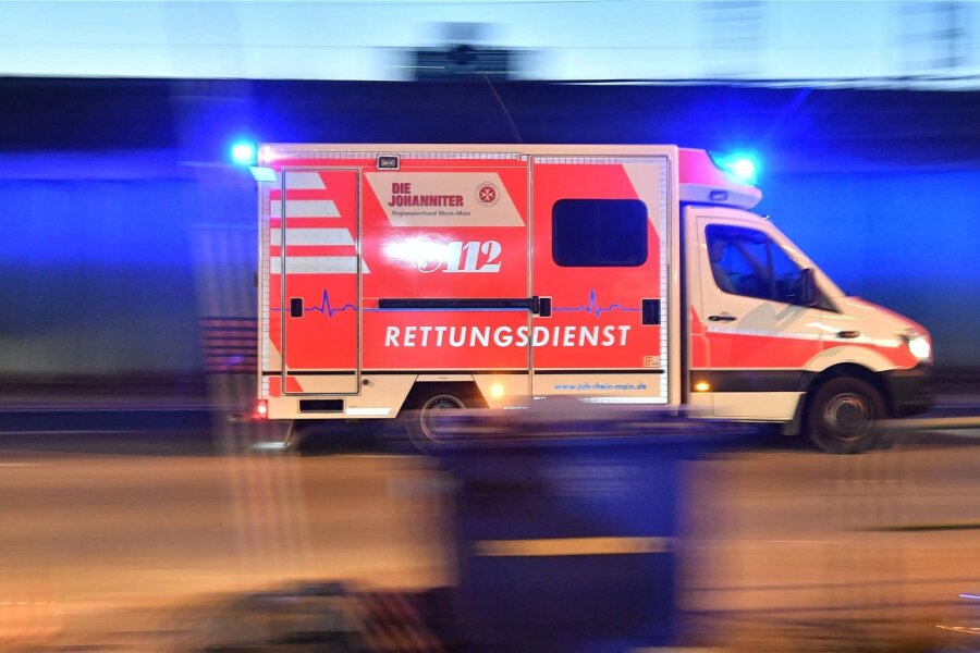 Macheten-Mann im Bus: Betrunkener bedroht Jugendliche, dann rückt der Rettungswagen an - Als die Polizei in Hohndorf eintraf, wurde der 26-Jährige von einer Rettungswagen-Besatzung versorgt.