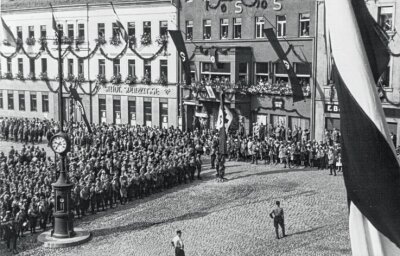 Machtdemonstration auf dem Markt - Aufmarsch der Nationalsozialisten auf dem Reichenbacher Markt 1933. Die Aufnahme bewahrt das Neuberin-Museum auf. 