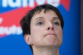 Machtkampf um AfD-Spitzenkandidatur - Darf AfD-Chefin Frauke Petry vom Dresdner Landtag in den Bundestag wechseln?