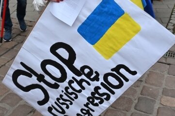 Machtlos: Im Erzgebirge bangen Ukrainer um Angehörige - Der Demonstration am Donnerstag in Chemnitz haben sich auch Menschen aus dem Erzgebirge angeschlossen. 