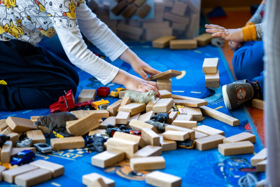 Weil in Chemnitz seit Jahren immer weniger Kinder zur Welt kommen, wollte das Jugendamt bis 2027 fünf kommunale Kitas aufgeben. Nun sollen die Pläne noch einmal überarbeitet werden. 