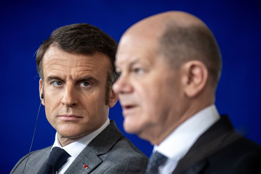 Macron: "Kein Ärger zwischen Bundeskanzler und mir" - Frankreichs Präsident Emmanuel Macron (l) und Bundeskanzler Olaf Scholz (r) haben teils unterschiedliche Ansichten, wenn es um den Ukraine-Kurs geht.