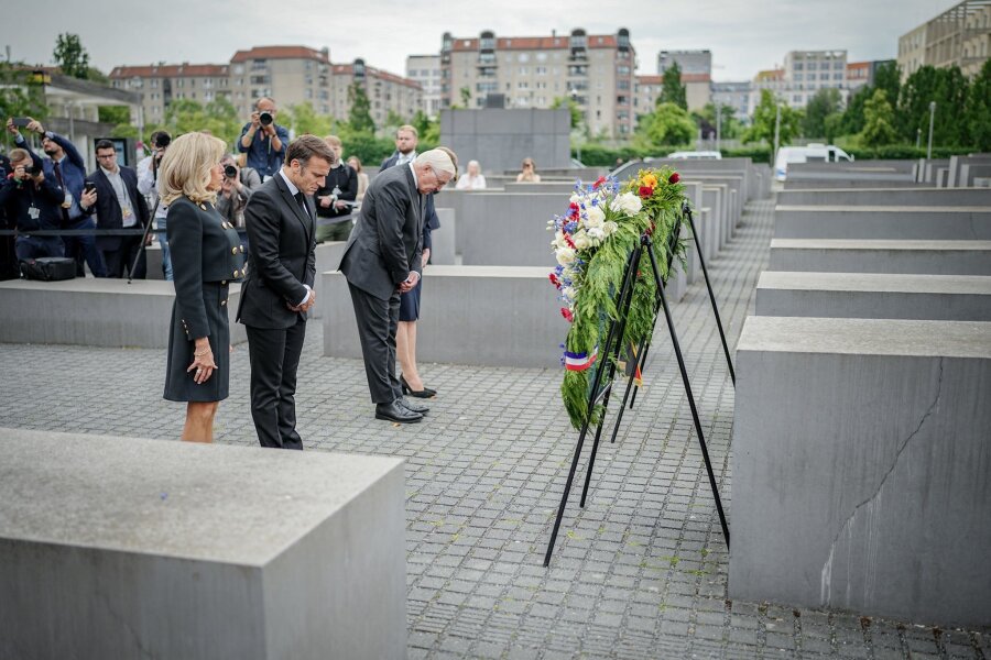 Macron legt Kranz am Holocaust-Denkmal nieder - Brigitte Macron (l-r), Emmanuel Macron, Frank-Walter Steinmeier und Elke Büdenbender legen einen Kranz am Denkmal für ermordete Juden Europas nieder.