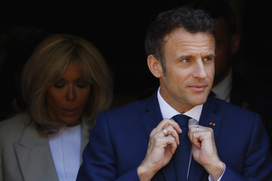 Emmanuel Macron, Präsident von Frankreich, und seine Frau Brigitte Macron verlassen nach ihrer Stimmabgabe das Wahllokal. 