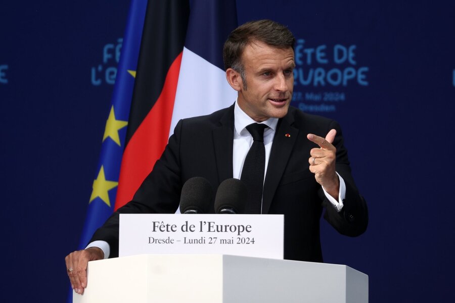 Macron warnt vor Extremen: Ruft zur Verteidigung Europas auf - Emmanuel Macron, Präsident von Frankreich, spricht beim Europäischen Jugendfest "Fête de l'Europe" auf dem Neumarkt vor der Frauenkirche.