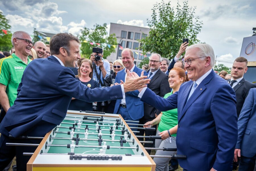 Macron will die deutsch-französische Freundschaft stärken - Auf eine Runde Tischkicker: Der französische Präsident Emmanuel Macron gemeinsam mit Bundespräsident Frank-Walter Steinmeier beim Demokratiefest in Berlin.