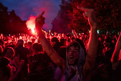 Macrons Machtpoker scheitert: Es droht Chaos und Rechtsruck - Ein wütender Demonstrant demonstriert in Paris.