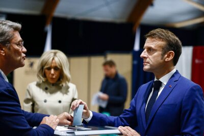 Macrons Machtpoker scheitert: Es droht Chaos und Rechtsruck - Mit ernster Miene zur Urne: Macron wählt