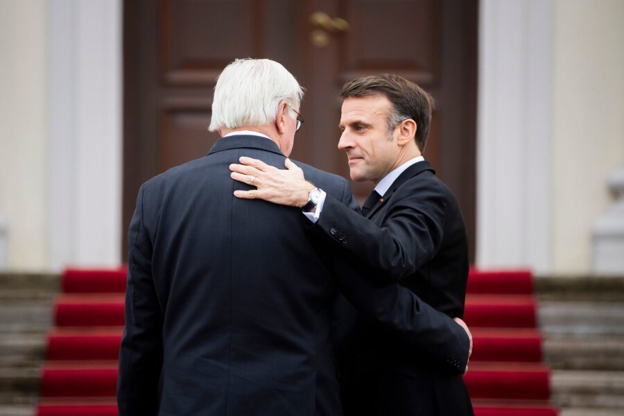 Macrons Staatsbesuch unter schwierigen Vorzeichen - Bundespräsident Frank-Walter Steinmeier (l.) begrüßt Emmanuel Macron vor einem Gespräch Ende Januar am Schloss Bellevue.