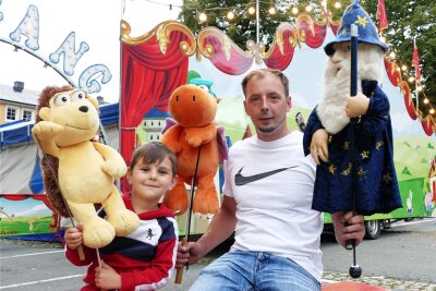 Maddox’s Puppentheater: Zschopau als Station einer Lebenstour - Mitunter greift der fünfjährige Maddox seinem Vater Marcel Welp bei den Aufführungen schon unter die Arme.
