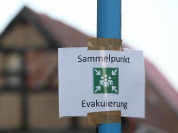 Madgeburg muss 23 000 Menschen in Sicherheit bringen - Ein Schild mit der Aufschrift "Sammelpunkt Evakuierung" in Wittenberge in Brandenburg.