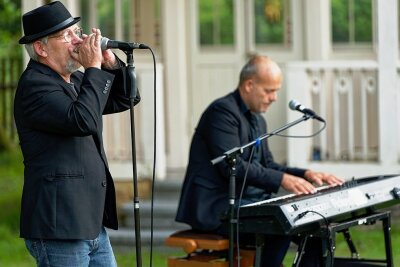 Mächtig gewaltig: Olsenbande-Børge begeistert in Marienberg - Jes Holtsø (links) und Morten Wittrock begeistern mit einem Konzert im Garten der Baldauf-Villa Marienberg. 