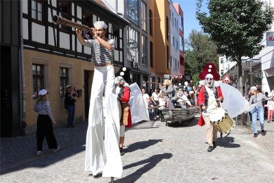 Mächtig was los am Wochenende in Zwickau: Zwölfmal Spaß und Unterhaltung zur Auswahl - Mit einer spektakulären Parade durch die Innenstadt eröffnet das Puppentheater Zwickau am Sonntag die neue Spielzeit.