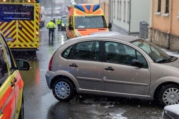 Mädchen bei Unfall in Auerbach schwer verletzt - Bei einem Unfall auf der Dr.-Wilhelm-Külz-Straße ist ein neunjähriges Mädchen von einem Citroën erfasst worden. 
