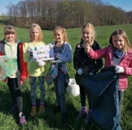Mädchen entsetzt von stinkendem Fund - Die Schülerinnen der Grundschule Blankenhain engagieren sich für die Umwelt. 