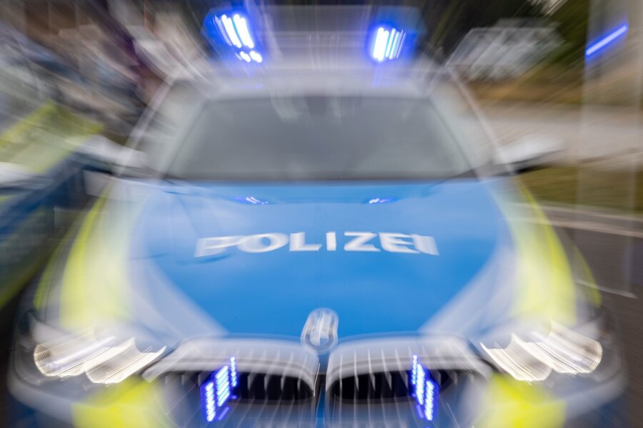 Mädchen in Döbeln verschwunden: Polizei sucht mit Tauchern - Ein Streifenwagen der Polizei mit eingeschaltetem Blaulicht.
