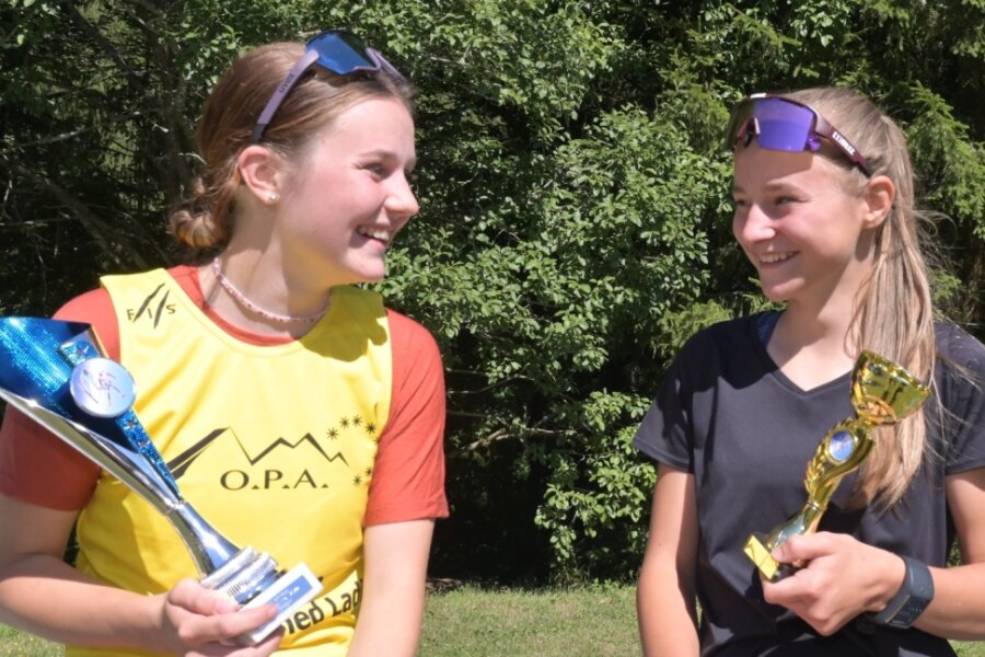 Mädchen nutzen ihren Heimvorteil - Anne Häckel (links) und Pia Loh freuen sich über ihre Siege beim Alpencup-Auftakt in Klingenthal. 