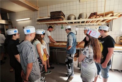 Mädchen und Jungen aus der Lindenschule Crimmitschau schauen in Bäckerei Friedrich in Werdau dem Chef bei der Arbeit über die Schulter - Schülerinnen und Schüler aus Crimmitschau haben der Bäckerei Friedrich in Werdau einen Besuch abgestattet.