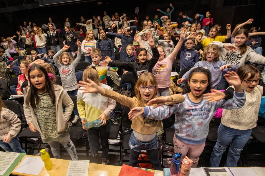 Mädchen und Jungen aus drei vogtländischen Grundschulen studieren in Plauen gemeinsames Chorprogramm ein - Rund 150 Grundschüler trafen sich am Donnerstag in Plauen zum gemeinsamen Singen.