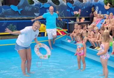 Mädchen und Jungen werden im Kita-Pool zu Mini-Rettern - Rettungsschwimmerin Marie Pauline Klaer von der Wasserwacht Koberbachtalsperre bei der Ausbildung der "Mini-Retter" Emely und Lucy im Pool der Kindertagesstätte "Schöne Aussicht" Werdau.