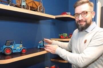 Mähdrescher bald in Miniaturformat zu sehen - Christian Hopf richtet die Ausstellung der neuen Modelle ein.