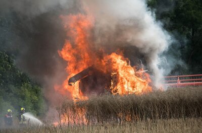 Mähdrescher gerät bei Ernte in Brand - Die Maschine brannte aus.