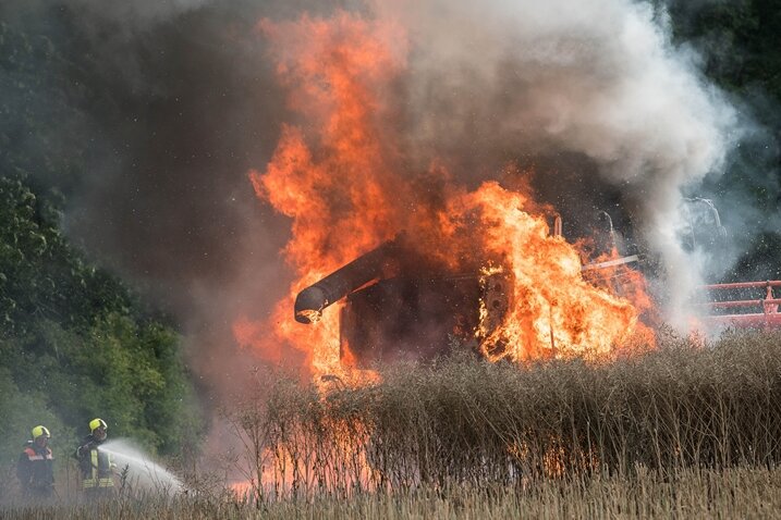 Mähdrescher gerät bei Ernte in Brand - Die Maschine brannte aus.