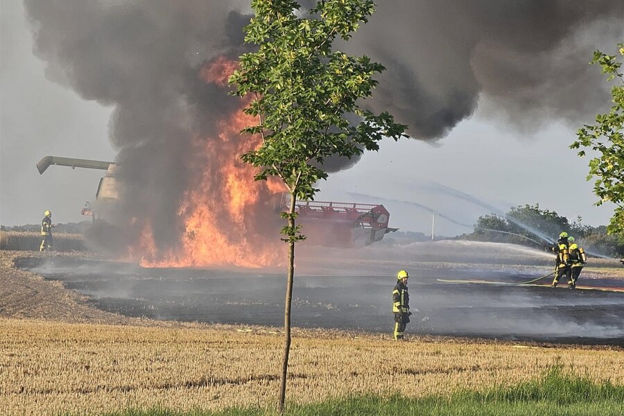 Mähdrescherbrand in Lauenhain: Feuerwehrmann verletzt - Bei Feldarbeiten fing ein Mähdrescher Feuer. Nachdem der Tank zerplatzt war, stand er in Flammen.