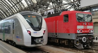 Mängel an nagelneuen Zügen: MRB streicht Fahrplan zusammen - Einer der neuen Alstom-Züge neben einer E-Lok der Baureihe 143. Die "Silberpfeile" machen derzeit Ärger. 