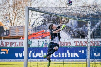 Männel-Ersatz Klewin hält beim FCE-Debüt seinen Kasten sauber - Aues Torwart Philipp Klewin war von den Karlsruhern nicht zu überwinden.