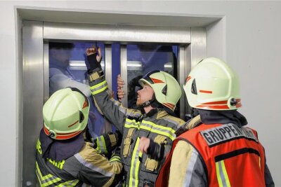 Männer stecken in Fahrstuhl am Bahnhof Hohenstein-Ernstthal fest - Am Dienstag befreiten Feuerwehrkräfte zwei junge Männer aus einem Lift am Bahnhof Hohenstein-Ernstthal. 