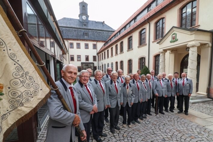 Männerchor Einklang fehlt es an Nachwuchs - Der Burgstädter Männerchor Einklang mit Vereinsfahne im Rathaushof, wo am Dienstag eine Serenade vor 55 Besuchern stattfand. 